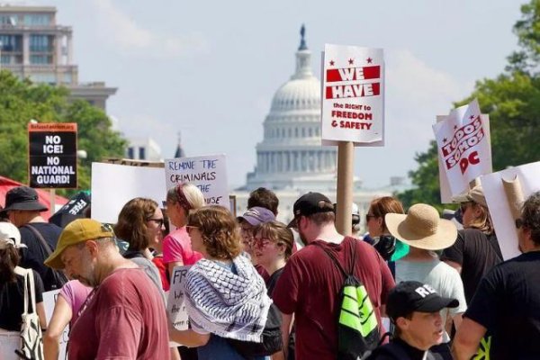 好易配资 华盛顿特区爆发大规模游行