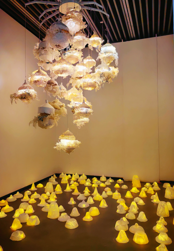 股牛配 一张纸能玩出什么花样？上海国际纸艺术双年展上，近百位艺术家给出解答